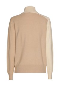 Strickpullover mit hohem Kragen, mit beigem Körper und cremefarbenen Ärmeln. Glatte Textur mit geripptem Saum und Bündchen.