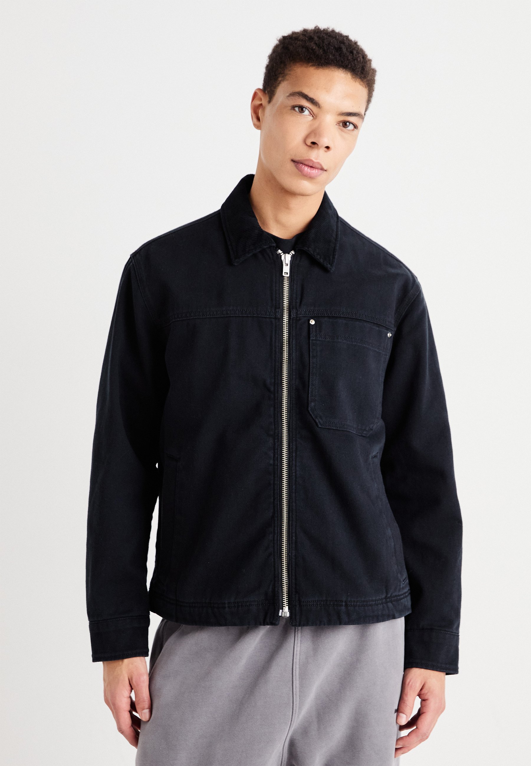 Giacca Nera Camicia Nera Con Jeans Mo Giacca Da Mezza Stagione