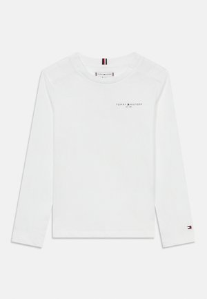 Biała koszulka z długim rękawem z okrągłym dekoltem, z małym logo "Tommy Hilfiger" na klatce piersiowej oraz czerwonym, białym i niebieskim akcentem na rękawie.