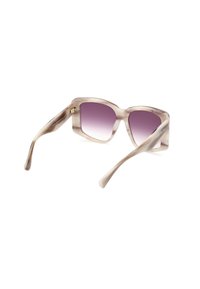 Aurinkolasit, joissa on läpikuultava vaaleanruskea runko, neliönmuoto ja liukuväriset purppurat linssit. Ominaisuuksiin kuuluu hoikat, kaarevat sivuvarret. Kultaiset yksityiskohdat.