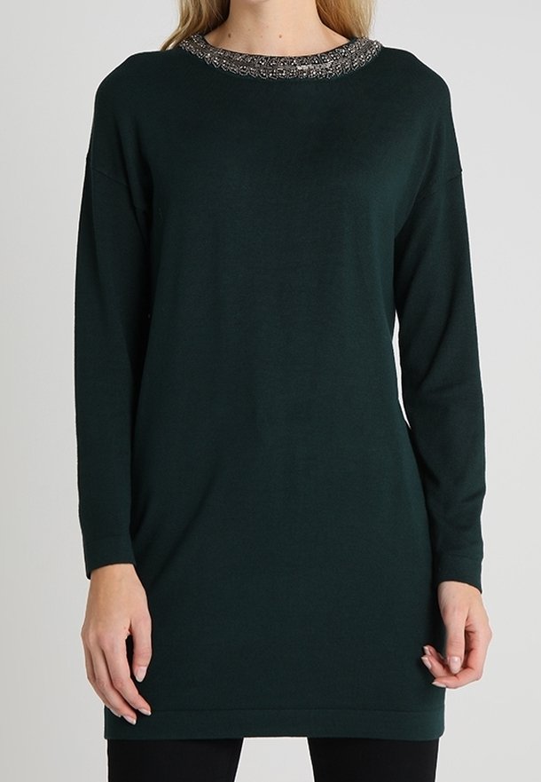 Tunica verde a maniche lunghe realizzata in tessuto morbido, con scollatura rotonda decorata da dettagli elaborati, caratterizzata da una vestibilità ampia e un taglio dritto.