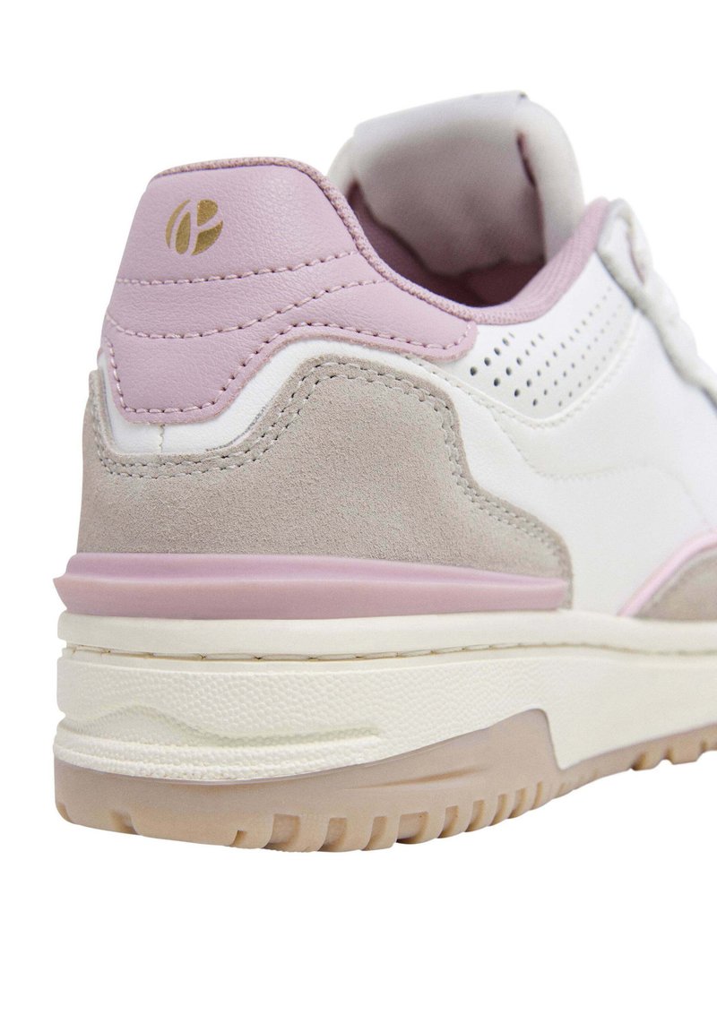 Le sneaker presentano una toma in pelle bianca con accenti sintetici in rosa, un pannello in suede beige e una suola in gomma testurizzata con un motivo ondulato.