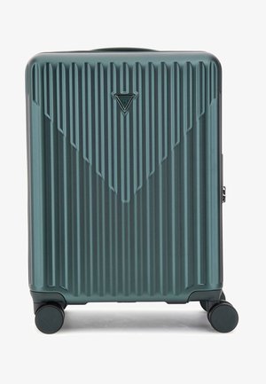 Valigia rigida color teal con texture a righe verticali, logo triangolare e quattro ruote nere per la mobilità. Design compatto e duraturo.