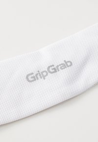 Gant de cyclisme blanc en matériau mesh texturé. Logo "GripGrab" en gris est positionné de manière proéminente sur la surface.