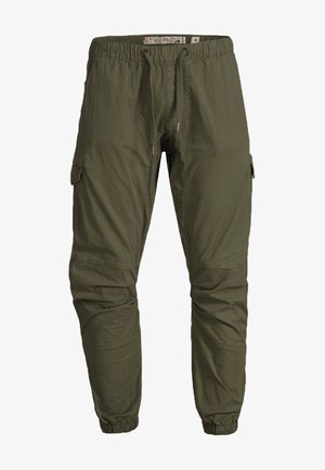 Pantaloni cargo verde oliva realizzati in tessuto leggero con vita elastica, caviglie risvoltate e tasche laterali per praticità.