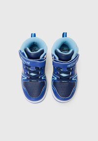 Blå høye sneakers med en blank overflate, med lyseblå detaljer, perforert tåområde, snøring og justerbar stropp.