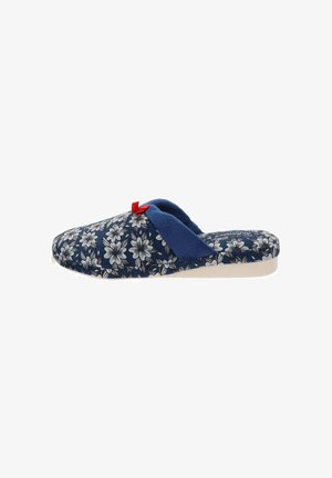 Zapatilla con estampado floral, parte superior de tela azul marino, suaves acentos de textil azul, detalle de lazo rojo y suela de color claro.