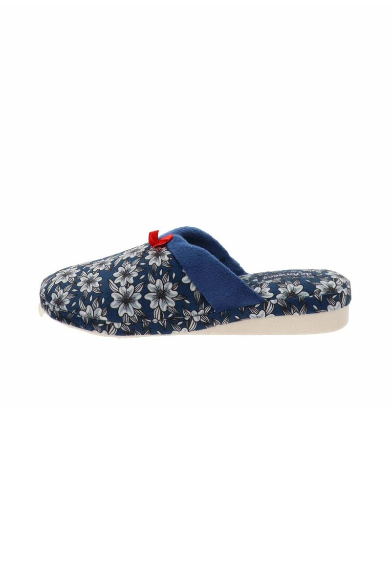 Zapatilla con estampado floral, parte superior de tela azul marino, suaves acentos de textil azul, detalle de lazo rojo y suela de color claro.