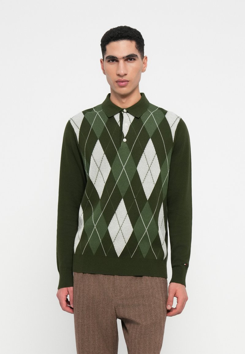 Grüner Polo-Pullover mit Argyle-Muster in Weiß und Dunkelgrün, mit Knopfkragen, gerippten Bündchen und Saum; aus weichem Strickstoff gefertigt.