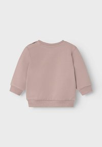Lys rosa bomullssweatshirt med lange ermer, ribbestrikkede mansjetter og rund hals. To knappdetaljer på skulderen for lukking.