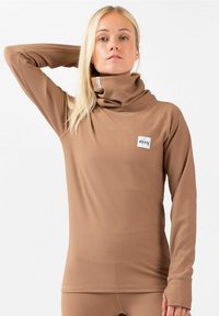 Braun gerippter Langarmtop mit einem Trichterkragen. Verfügt über ein Etikett am Kragen. Glatte Textur mit figurbetontem Design, geeignet für Sportbekleidung.