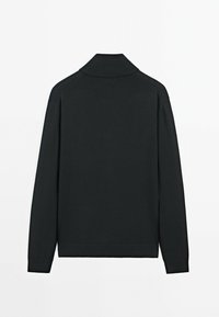 Schwarzer Pullover mit langen Ärmeln und hohem Kragen, gerippten Bündchen und Saum. Hergestellt aus einem glatten, texturierten Material und mit einem schlichten Design.