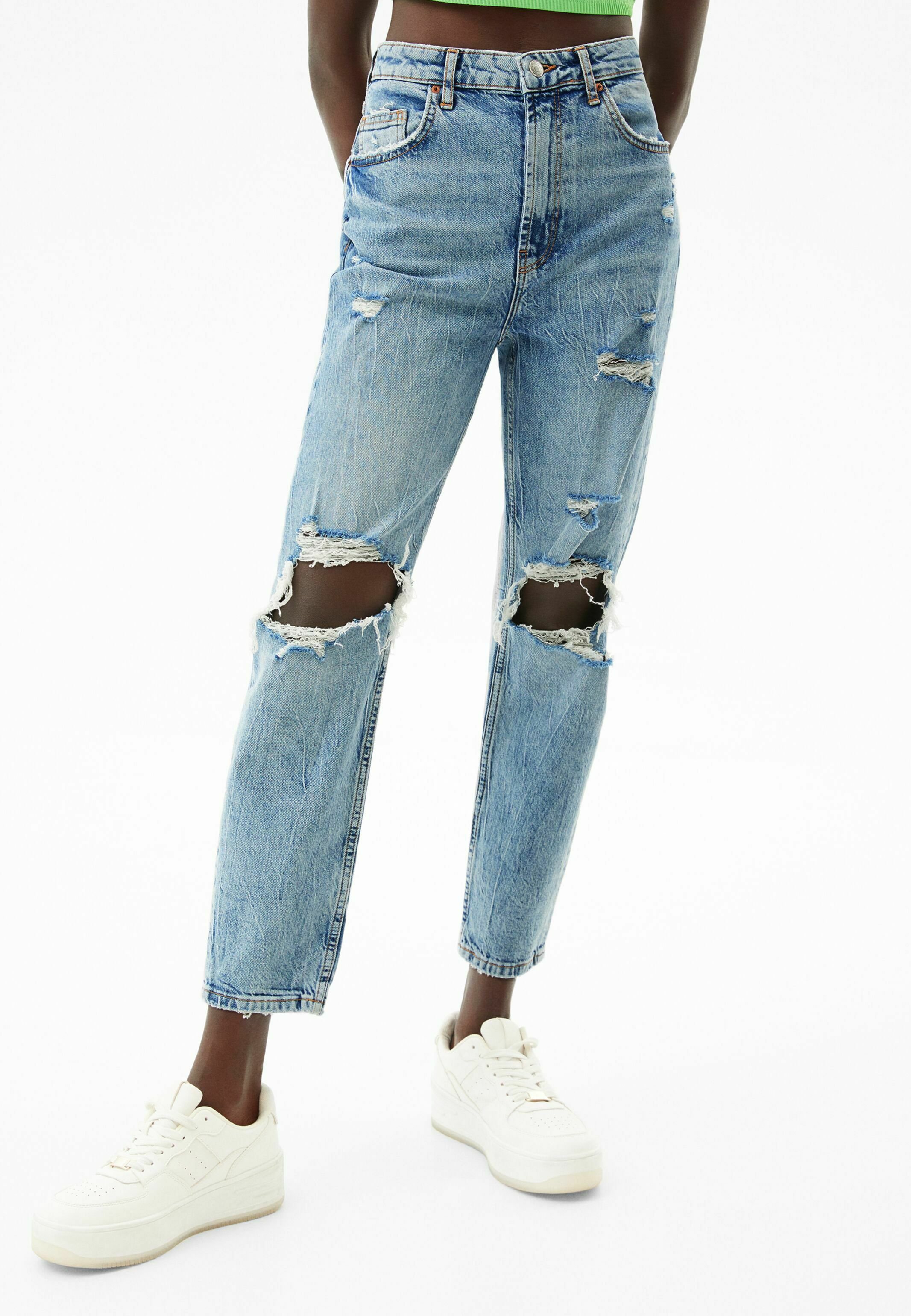 Bershka RIPPED COMFORT MOM - Jeans Slim Fit - light blue denim/light-blue  denim - Zalando.de