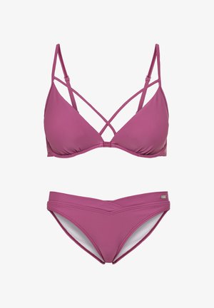 Bikini-setti syvän vaaleanpunaisena; kolmionmuotoinen rintaliivi ristikkäisillä hihnoilla, yhteensopivat matalat alushousut V-muotoisella vyötärölinjalla ja sileällä pinnalla.