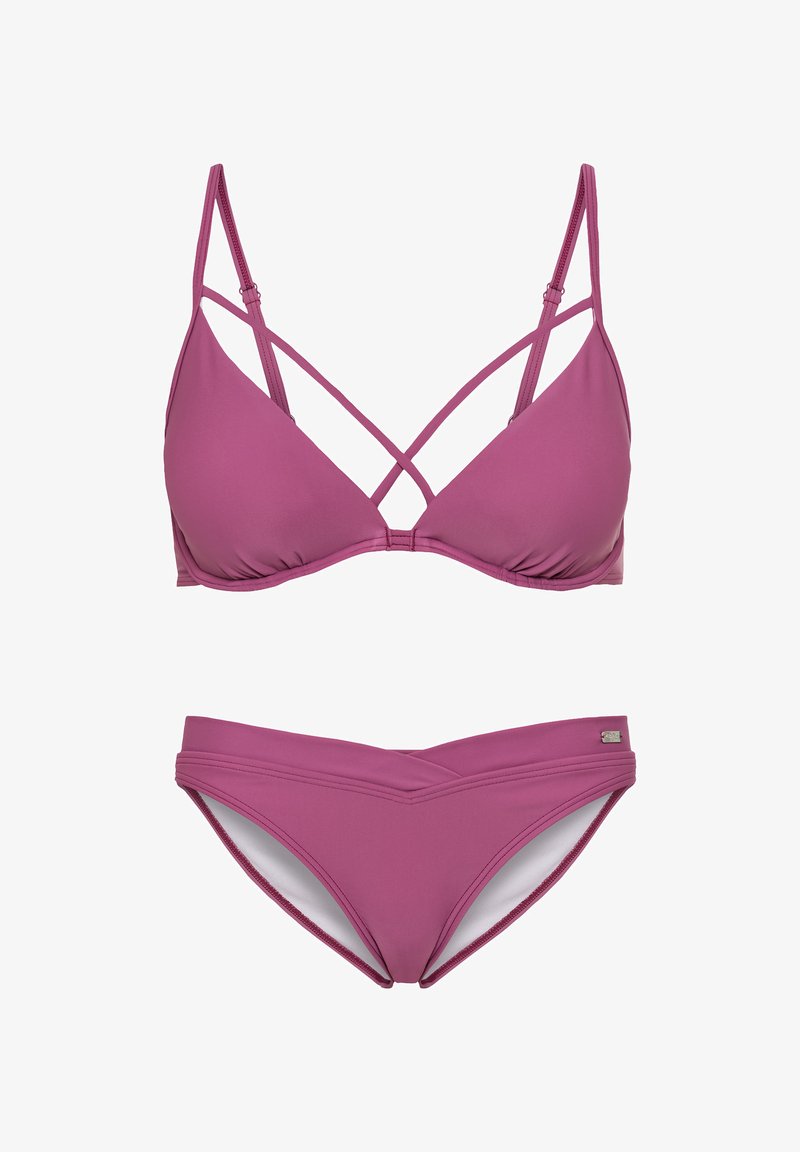 Bikini set v hlbokej ružovej; trojuholníková podprsenka s prekríženými ramienkami, zodpovedajúce nízkopríčne nohavičky s V-štýlovým pásom a hladkou textúrou.