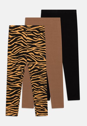 Três pares de leggings: um com um padrão de riscas de tigre laranja e preto, um par sólido de cor bege e um par sólido de cor preta. Tecido elástico, ajuste justo.