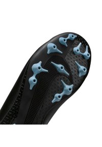 Suola nera da scarpa atletica con un motivo testurizzato e tacchetti celeste chiaro per trazione. Il materiale è gomma, progettato per prestazioni e stabilità.