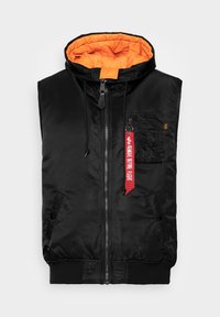 Melnas bezpiedurkņu bumbersjakas ar oranžu oderi, priekšējais rāvējslēdzis, sānu kabatas un birka ar uzrakstu "NOŅEMT PIRMS LIDOJUMA". Matēts apdare.