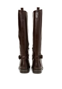 Braune knöchelhohe Lederstiefel mit Doppelnähten, Schnallenakzenten und flacher Sohle. Mit geprägtem Logo auf der Rückseite.