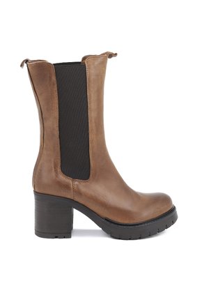 Stivaletto marrone in pelle con un pannello laterale elastico nero, punta arrotondata e tacco largo. Presenta una suola testurizzata per una migliore aderenza.