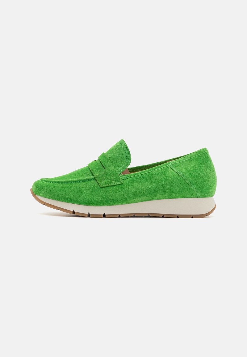 Mocassins en suède vert avec un bout arrondi, des détails cousus et une semelle en caoutchouc avec un léger talon. Design sans lacet.