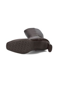 Botte en cuir marron, montant jusqu'au genou, avec une texture lisse, un bout arrondi et une semelle en caoutchouc légèrement profilée. Présente des détails de couture minimaux.