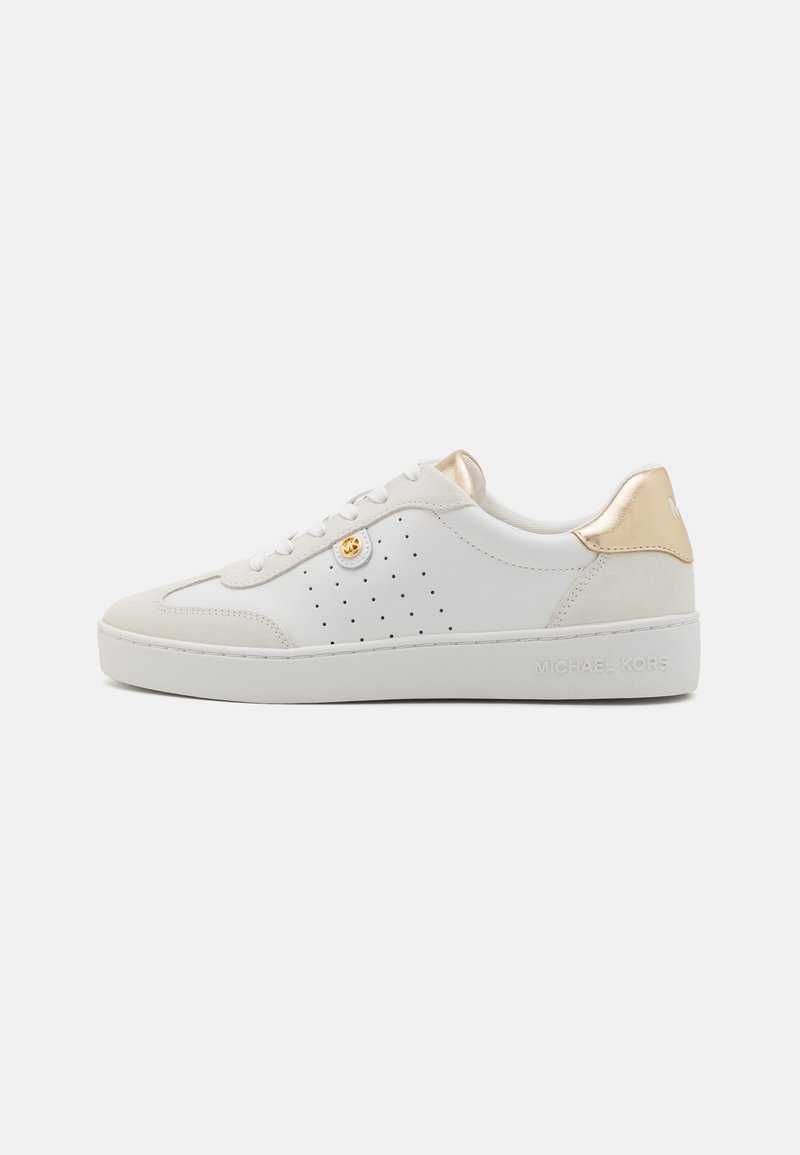 Witte leren sneaker met suède accenten en geperforeerd ontwerp. Gouden metallic hieltab met logo. Platte rubberen zool, vetersluiting.