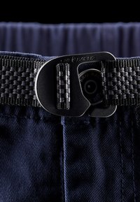 Marine stof tailleband met een gestructureerde zwarte verstelbare riem en metalen sluiting, met een ronde knoopdetail.