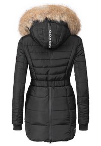 Parka noire isolée avec une capuche en fausse fourrure. Comprend des coutures verticales, une taille ajustable et des poignets côtelés. Fermeture éclair à l'avant.