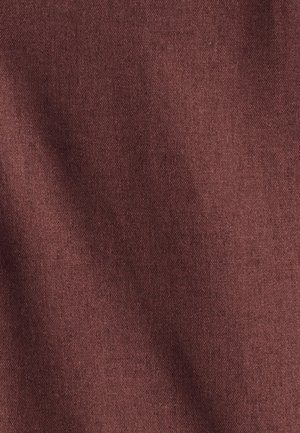 Nahaufnahme eines weichen Stofftextils in pudriger Rosafarbe mit feinem Strick und sanften Falten.