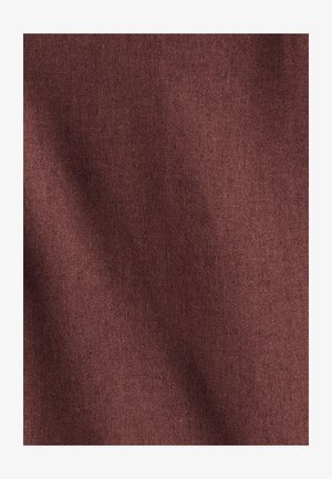 Nahaufnahme eines weichen Stofftextils in pudriger Rosafarbe mit feinem Strick und sanften Falten.