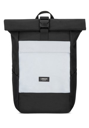 Musta ja vaaleanharmaa rullattava reppu, joka on valmistettu kestävästä kankaasta. Repussa on etutasku, säädettävä olkahihna ja LARKSON-merkki.