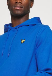 Lyle & Scott Mikina - bright blue