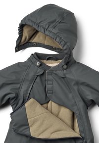 Grijze waterdichte jas met een zachte beige fleecevoering, vaste capuchon en drukknoopsluitingen; voorzien van ritssluitingen en geribde manchetten.