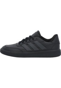 Schwarzer Sportschuh mit einer glatten Lederoberfläche, ausgestattet mit drei gezahnten Streifen, runder Zehenpartie, flacher Gummisohle und schwarzen Schnürsenkeln.