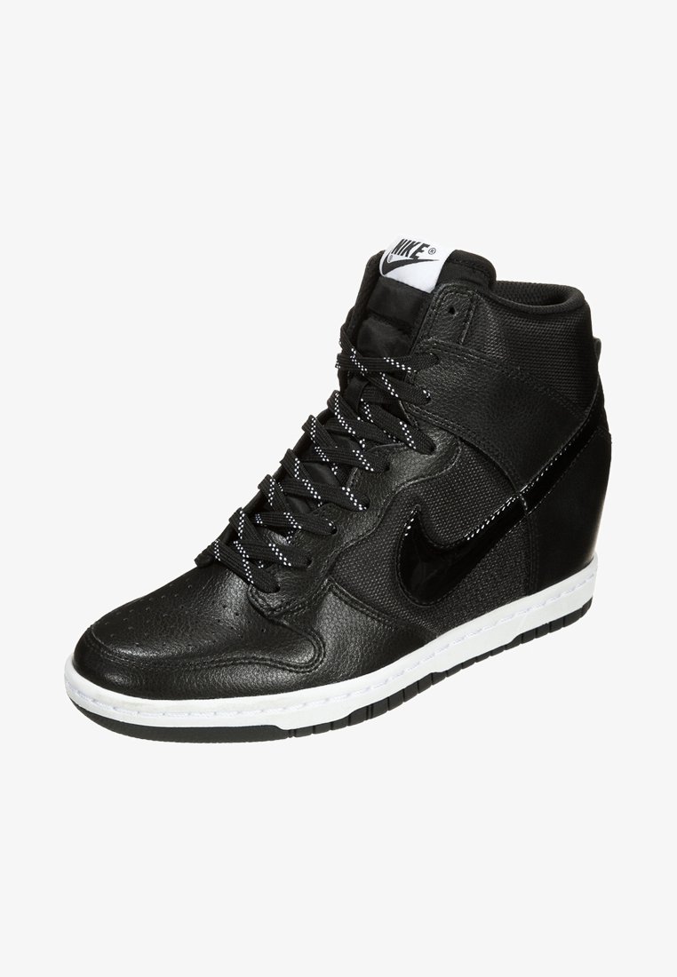 Baskets montantes noires avec tige en cuir texturé, semelle intermédiaire blanche et semelle extérieure noire. Dotées de lacets noirs avec des accents blancs et du logo Nike.