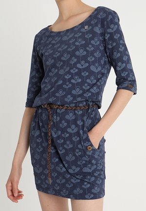 Navyblaues Kleid mit hellblauem Blumenmuster, dreiviertellangen Ärmeln, vorderen Taschen mit Knöpfen und einem braunen geflochtenen Gürtel in der Taille.