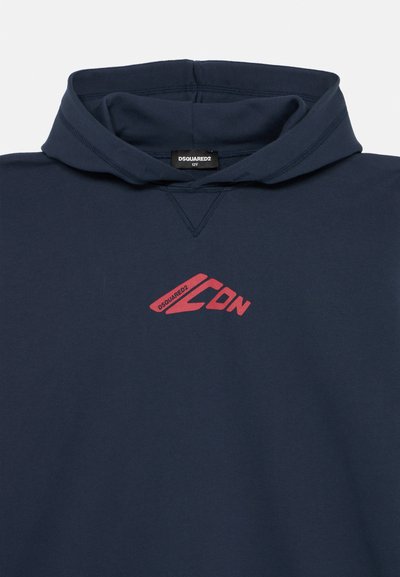 Mörkblå hoodie med känguruficka, med en röd logotypdesign på bröstet, gjord av mjukt bomullsmaterial med en avslappnad passform.