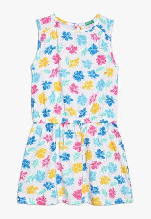 Robe blanche sans manches avec une taille élastique et un imprimé de fleurs d'hibiscus colorées et de feuilles vertes en bleu, rose, jaune et turquoise.