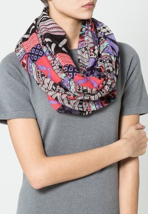 Écharpe infinie multicolore avec motifs géométriques, en nuances de rouge, violet et noir, réalisée en tissu doux.