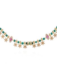 Collier en ton or avec des perles rectangulaires vertes et des formes florales alternées, agrémenté d'accents en pierres précieuses roses et de petits détails décoratifs.