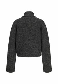 Suéter curto cinza escuro com gola alta, feito de tecido de malha texturizada. Apresenta mangas largas e um design limpo e minimalista.