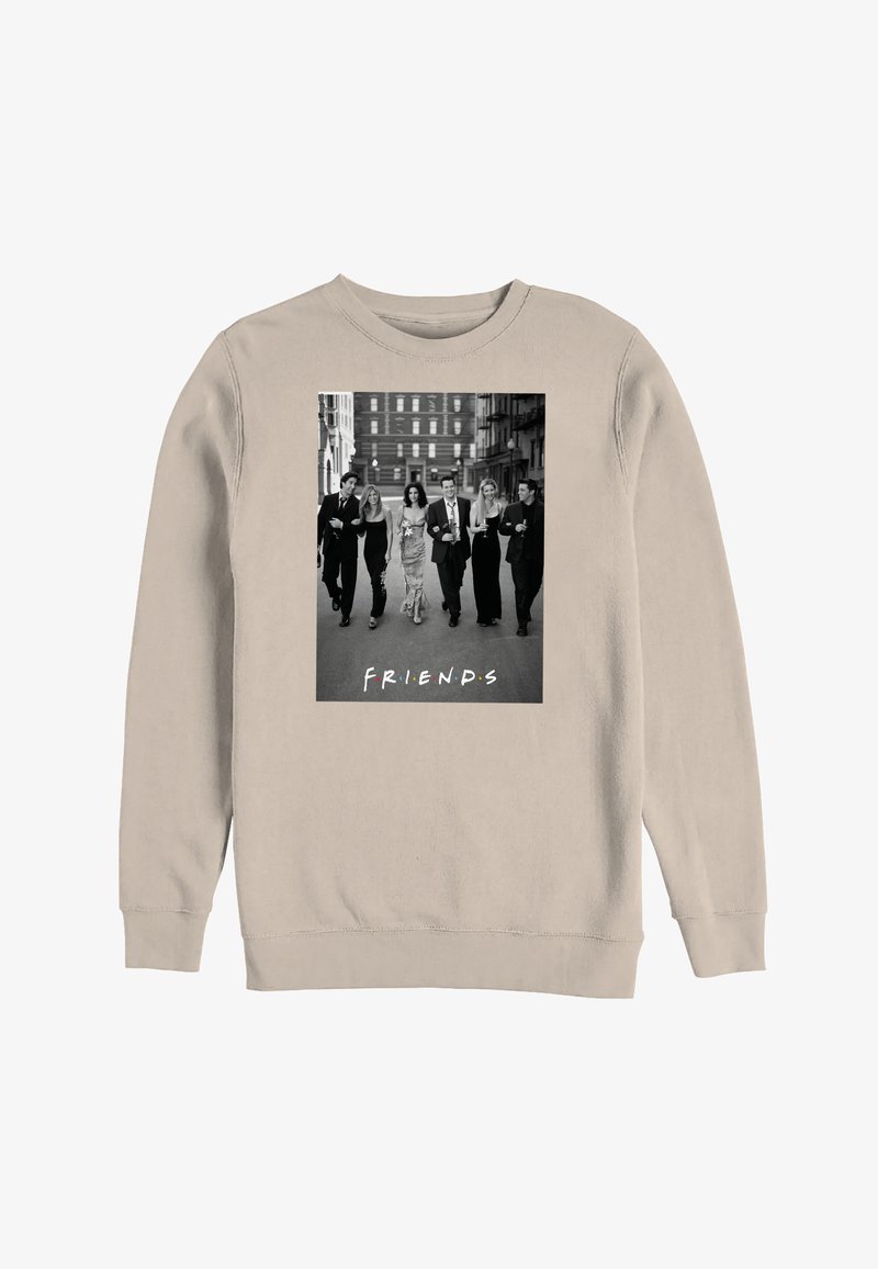 Sweat-shirt beige présentant six personnes vêtues de manière formelle marchant dans une rue de la ville avec le texte "FRIENDS" en dessous, dans une police stylisée.