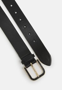 Cinturón de cuero negro con una textura suave, que presenta cinco agujeros de ajuste y una hebilla rectangular de metal en tono dorado.