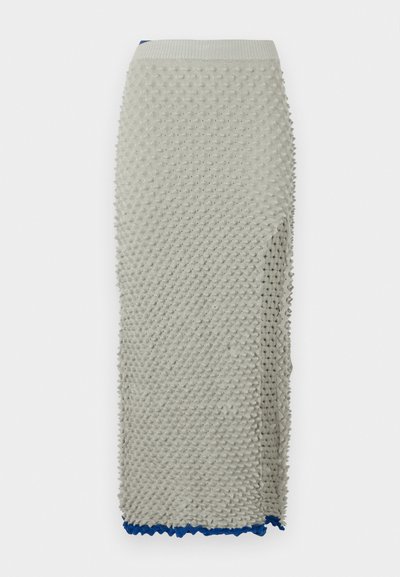 Saia de malha em cinza claro com design texturizado de bolinhas, cintura elástica e barra azul em formato de onda em contraste. Silhueta longa e ajustada.