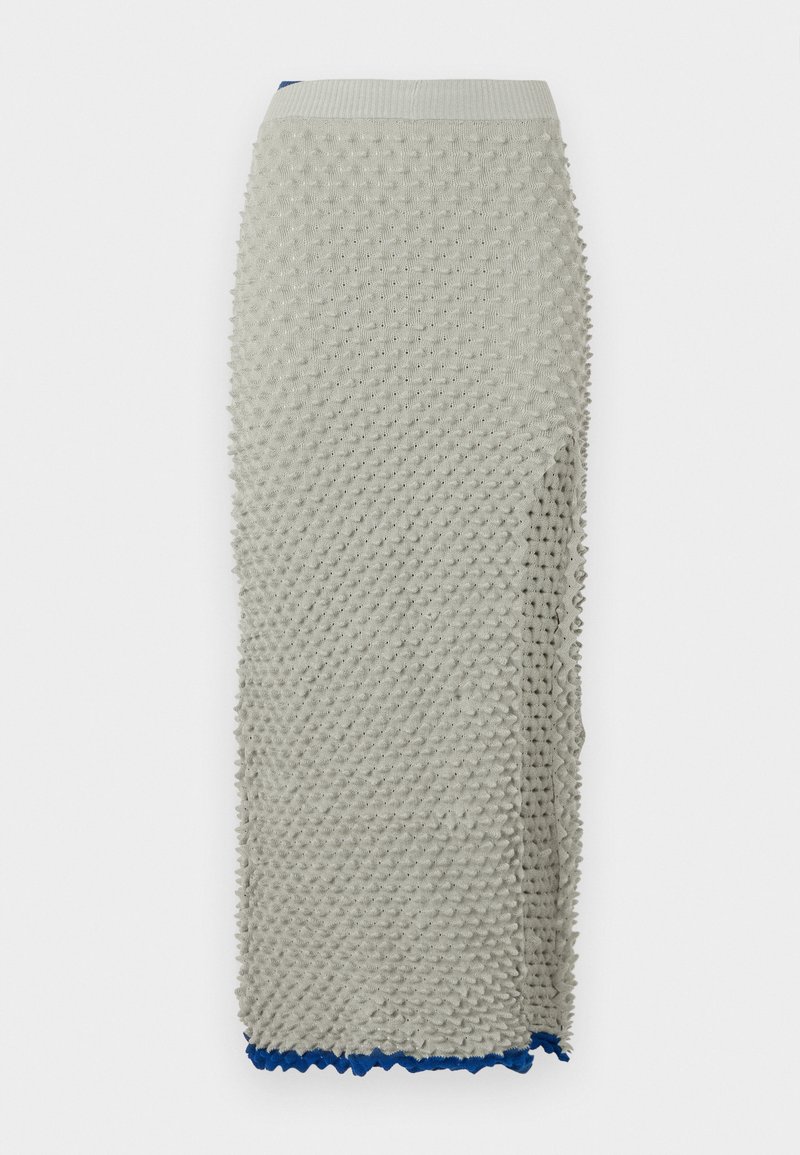 Falda de punto en gris claro con diseño texturizado de pompones, cinturilla elástica y dobladillo en azul a rayas. Silueta larga y ajustada.