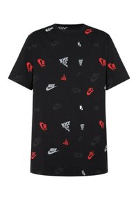 T-shirt nera a maniche corte, con loghi e slogan Nike ripetuti in rosso e grigio su tutta la superficie. Tessuto di cotone liscio.