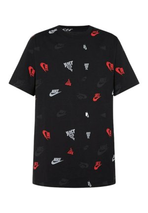 Camiseta negra de manga corta, con logotipos y eslóganes de Nike repetidos en rojo y gris a lo largo de la tela. Textura de algodón suave.