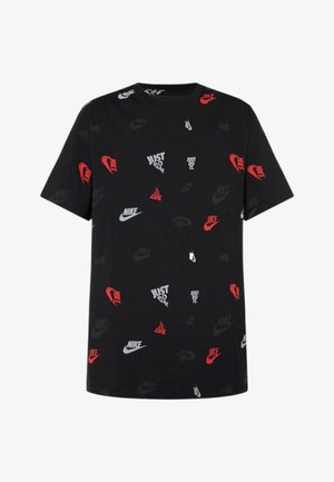 T-shirt nera a maniche corte, con loghi e slogan Nike ripetuti in rosso e grigio su tutta la superficie. Tessuto di cotone liscio.