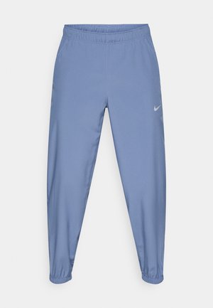 Pantalones deportivos de color azul claro con cintura elástica, puños ajustados y un pequeño logotipo gris de Nike en el lado izquierdo. Textura suave.